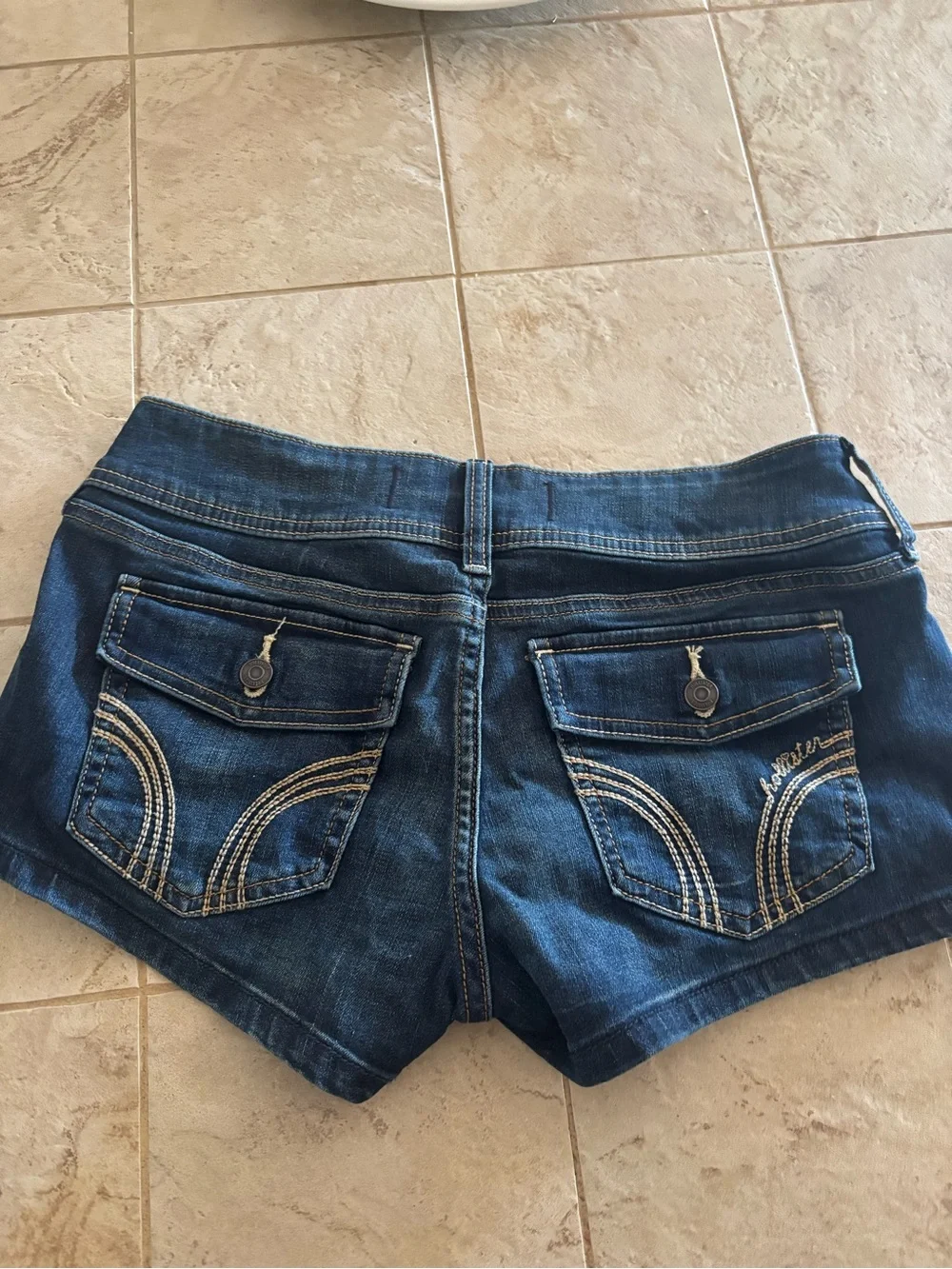 Hollister. New  Dark Blue Denim Shortie Shorts Sz 6. 28” waist